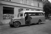 Turistbuss framför turistbyrån på Herrgårdsgatan 22 i kvarteret Gripen. Bilden tagen 1935. Huset var tidigare bostad åt borgmästare Lindholm och före honom rådman A F Grundström. Se bild 818-162.