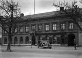 Ekmans konditori och apoteket Örnen vid torget. Ekmans startade sin verksamhet under namnet Konfekt & Choklad 1920 i det lilla trähuset på Västra Kanalgatan 3 där senare skivbutiken Riff-Raff låg på 1980-talet.