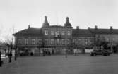 Affärs- och bostadsfastighet vid torget år 1944. Huset, ursprungligen byggt 1867, är ombyggt och renoverat ett flertal gånger, bl a efter en brand 1956. Bilden från 1937.