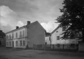 Hagströmegården, med anor från 1600-talet, i kvarteret Lantmätaren till höger och en skymt av förra badhuset till vänster. Bilden tagen 1938.