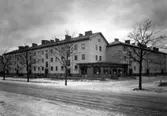 Bostadsfastighet med butik år 1944. Rudsvägen 7 till vänster och Hertig Carls väg till höger.