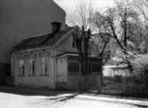 Sliten idyll på Herrgårdsgatan 9 i Tingvallastan år 1946. Huset revs 1953.