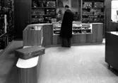 Affärsinteriör från väskdetaljist år 1951.