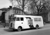 Hakonbolagets kaffebuss utanför kontoret på Drottninggatan 4 i kvarteret Freja år 1951.