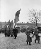 Demonstrationståg med uppmaning till allmänheten att ansluta sig till försvarslånet. Detta genomfördes tre gånger 1940-42 av svenska staten för att låna pengar av folket så att man kunde rusta upp försvaret under andra världskriget. I runda slängar fick man in ca 50 miljarder i dagens penningvärde (2012).