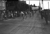 Cykelloppet Herrhagen runt 1942. Målrakan på Strandvägen in mot stan.