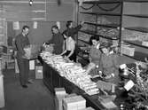 Lottor med medhjälpare packar 1942-års fältjulklapp som gavs till soldater som låg i beredskap under julhelgen.