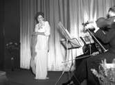 Zarah Leander, film- musikal- och grammofonartist uppfödd i Karlstad, gästar teatern vid 50-årsjubileet 13 nov 1943.