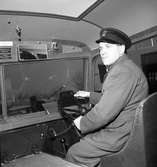 Enok Emilsson heter chauffören på bussen till Deje-Munkfors den här dagen 1943.