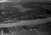 Vy från öster över södra Råtorp 1935. På bilden syns även herrgården och bryggeriet på Färjestad.