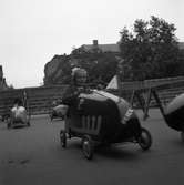 Ett trampbilsrally ingår i 1944-års Barnens dags-firande med bana utanför rådhuset.
