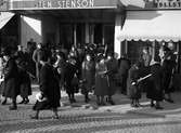 Karlstads husmödrar har på Röda Kvarn vid torget blivit informerade om tvättmedlet Persils förträfflighet våren 1945.
