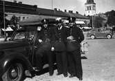 Karlstadspoliser, däribland konstapel Hedesund, med fordon på torget 1945.