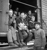 Ett tågsätt med före detta ryska krigsfångar gör ett uppehåll i Karlstad 1945.