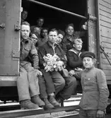 Ett tågsätt med före detta ryska krigsfångar gör ett uppehåll i Karlstad 1945.