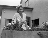 Mimi Pollak 1945. Bilden togs utanför moderns kombinerade bostad och pensionat vid Hammars udde.