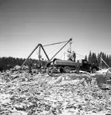 Bildserie tagen 1947 som visar mark- och grundarbeten inför starten av byggandet av etapp 2 av kooperativa förbundets Svenska Rayon-anläggning i Vålberg. Grumsföretaget Byggnads AB Nordolf antogs som entreprenör för arbetet.