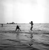 Sköna dagar på stranden, i Vänern eller vid tältet den sista sommaren före kriget, här Bomstadbaden.