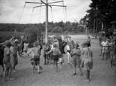 Karlstad stads barnläger vid Alsters strandbad år 1940. Den ursprungliga förlagan till  senare tids Bomstads-, Örsholms- och Sundstaläger.
