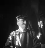 Bror och Karl Andersson i sin hemsnickrade stuga som var tillverkad av lådor från J P Nyströms orgelfabrik och låg på Kaplansholmen i östra älvgrenens delta. De gick även under namnen 