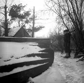 Bror och Karl Andersson i sin hemsnickrade stuga som var tillverkad av lådor från J P Nyströms orgelfabrik och låg på Kaplansholmen i östra älvgrenens delta. De gick även under namnen 