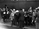 De finländska krigsbarnen skickades från Finland till Sverige under andra världskriget. Under vinterkriget 1939-40 och fortsättningskriget 1941-44 reste 72 000 barn från Finland till Sverige. Denna bild är tagen på Karlstad C 1941.