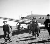 Greve Folke Bernadotte 1946 på Karlstads flygplats. Planet är en Junkers Ju 52.