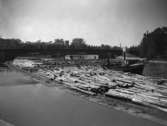 Buntflottning på Klarälven utanför Stadshotellet vid Västra bron. Bilden tagen 1938