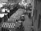 Deltagare i Lingiaden paraderar på Tingvallagatan år 1939.