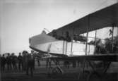Premiär för första flyget i Karlstad med den franske piloten Maurice Chevillard vid spakarna och Karlstadsbon Åke Nerman som passagerare. Bilden tagen den 5 oktober 1913.