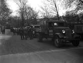 Vindsröjning påbjuds som en beredskapsåtgärd 1939. Lastbilarna står uppradade längs Karlbergssgatan med fängelset utanför bild till höger.