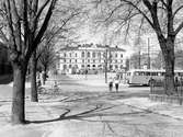 Stora torget med rådhuset 1955. Senare samma år invigdes Ivar Johnsons fredsmonument.