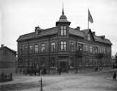 Fritz Johanssons diversehandel i hörnet av Långgatan och Värmlandsgatan ca år 1920.