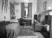 Bildsvit från länslasarettet med omgivningar tagen mellan 1905 och 1961. Komfortabelt arbetsrum av det lyxigare slaget på denna bild från 1920-talet.