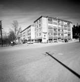 Affärs- och bostadsfastighet i Skoghall på en bild från 19/3 1961.