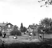 Bild tagen en majdag i Karlstad året 1949. Bortom lekplatsen syns korsningen mellan dåvarande Sjöstadsvägen o Frejgatan.