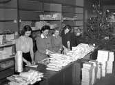 Lottor med medhjälpare packar 1942-års fältjulklapp som gavs till soldater som låg i beredskap under julhelgen.