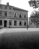 Karlstads första läroverk för flickor sett från skolgården på en bild från 1905. Huset finns kvar i hörnet N Strandgatan–N Kyrkogatan.