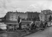 De 5 gubbarna på bron. Västra bron till Klara var belagd med träkubb och behövde kontinuerligt underhållas.