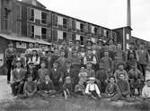 Arbetare vid Alsters tegelbruk på en bild tagen runt 1910. Anläggningen brann sommaren 1955 men tillverkningen forsatte i mindre skala till år 1967.