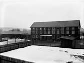 En av byggnaderna som tillhörde Hagaborgs snickerifabrik. Anläggningen fanns på området Norra Fridelund enligt 1908-års karta. Bilden togs runt 1910.