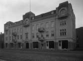 Järnvägsgatan 11, bostads- och affärsfastighet, på en bild från 1910. Huset byggdes av Bröderna Wästlund efter ritningar av stadsarkitekt Carl Crispin.