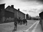 Fahlgrensgatan mot Karlagatan ca år 1905.