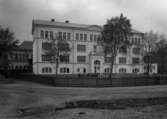 Flickskolan ca 1915 med gymnastiksal anslutande till norra gaveln.