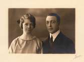 Porträttfotografi av Agda och Carl-Henrik Carlson, ca 1925-1935.

För mer information om bilden se under tilläggsinformation.