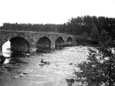 Stenbron i Åtorp över Letälven som med sina 5 valv, invigd 1817, än idag förbinder Värmland och Närke.