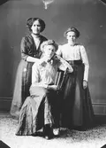 Sittande Signe Jonsson, stående t.h. Jenny Christiansson, t.v. Ester Nilsson.