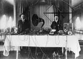Radioutsändning från I 22 (I 2) i Karlstad, troligen år 1923. En av männen på bilden heter Holm.