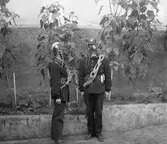 En serie bilder med anknytning till Karlstads Brandkår. Tyska gasmasker används som rökmasker.