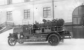 En serie bilder med anknytning till Karlstads Brandkår. Kårens första automobilmotorspruta, en tretonnare på 70 hk, inköpt från Tidaholms Bruks AB år 1923.